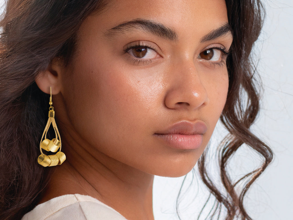 #lagoabcn #slowfashion #biojoyas #biojoies #tendencias #modafashion #orovegetal #joyasartesanales #freeplastic #ecofriendly #ecofriendlyfashionPendientes hechos a mano en seda de buriti y latón bañado oro 18k