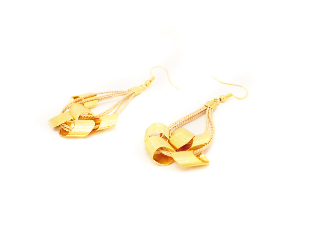 Pendientes hechos a mano en seda de buriti y latón bañado oro 18k