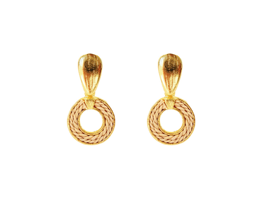 Pendientes en seda de buriti y cierre en latón bañado en oro 18k.