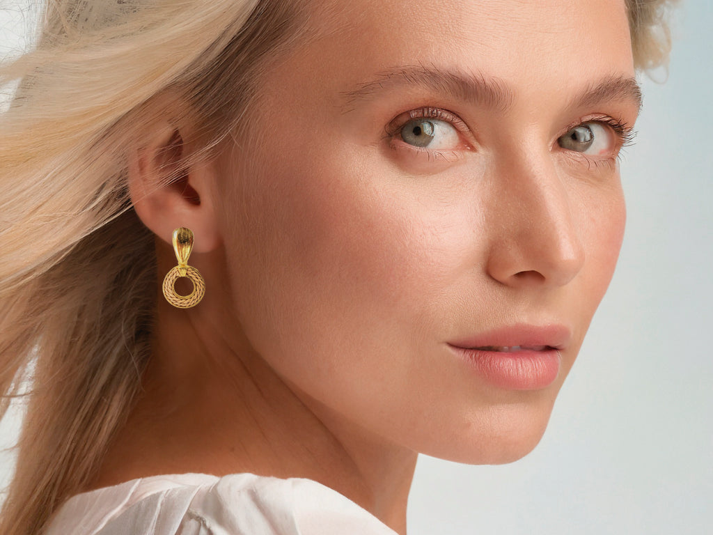 #lagoabcn #slowfashion #biojoyas #biojoies #tendencias #modafashion #orovegetal #joyasartesanales #freeplastic #ecofriendly #ecofriendlyfashionPendientes en seda de buriti y cierre en latón bañado en oro 18k.