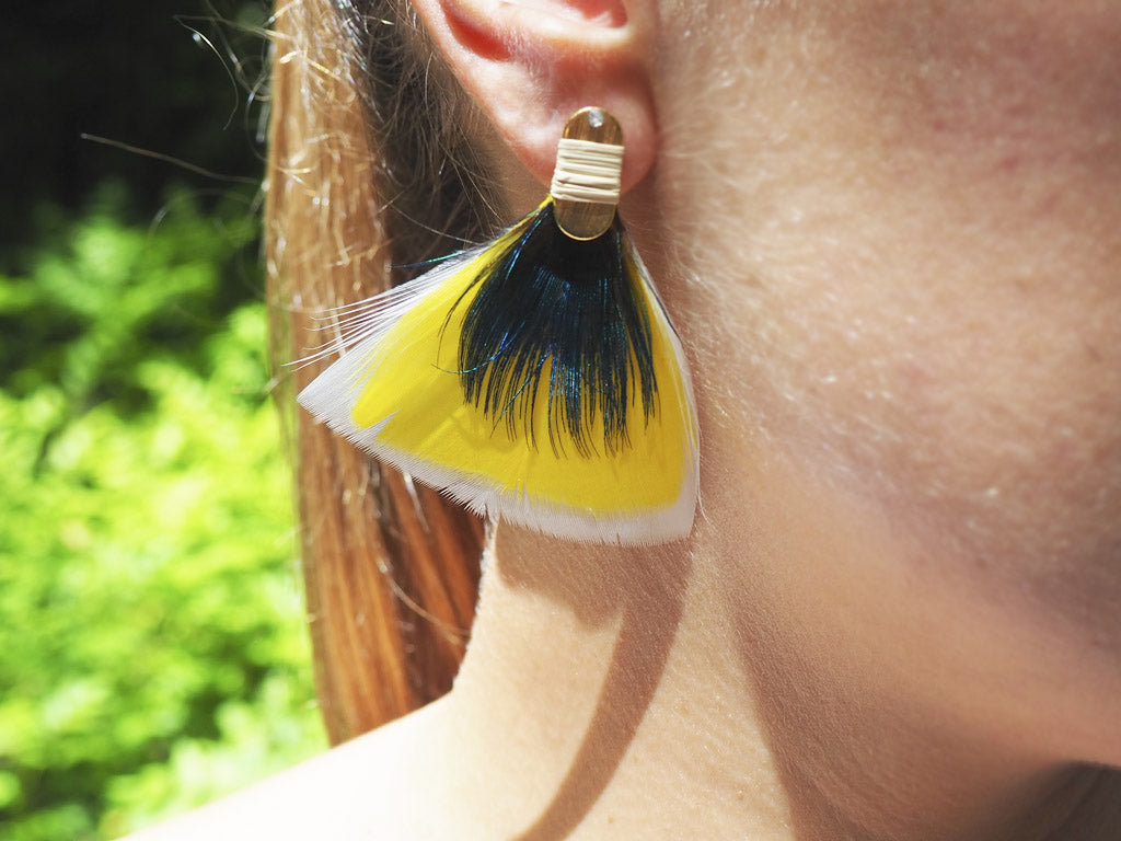 Pendientes plumas naturales amarillo y blanco