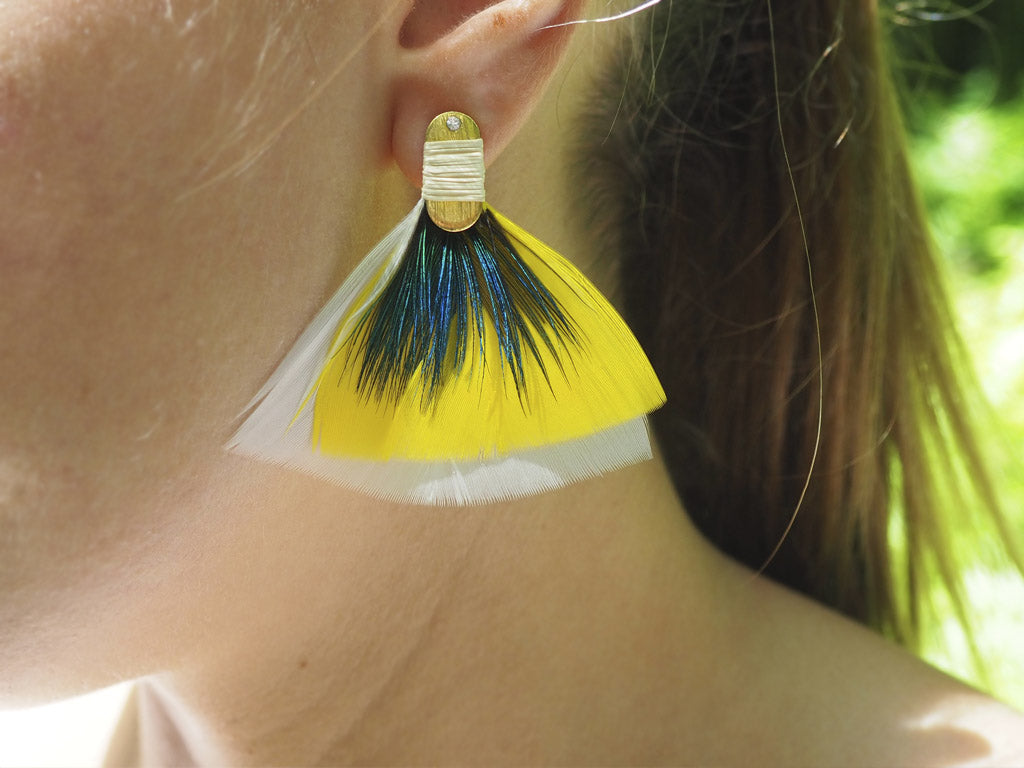 Pendientes plumas naturales amarillo y blanco