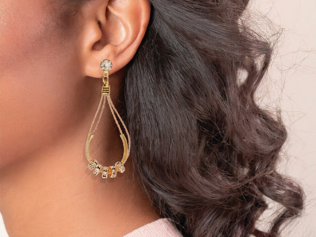 #lagoabcn #slowfashion #biojoyas #biojoies #tendencias #modafashion #orovegetal #joyasartesanales #freeplastic #ecofriendly #ecofriendlyfashionPendientes hechos a mano en seda de buriti y zirconitas. Cierre en latón bañado en oro 18k.