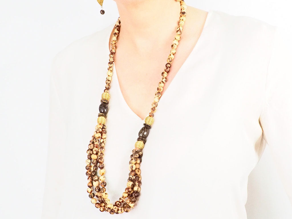 Collar largo de semillas de açaí color natural, oro vegetal, paxiúba, y discos de coco de Amazonia.